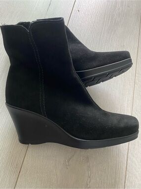 🍁 La CANADIENNE Black Suede Wedge Ankle Bootie - Size 5